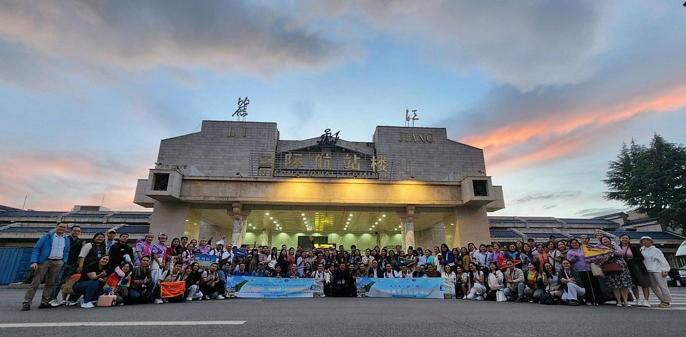 丽江考察团在丽江国际航站楼合影。