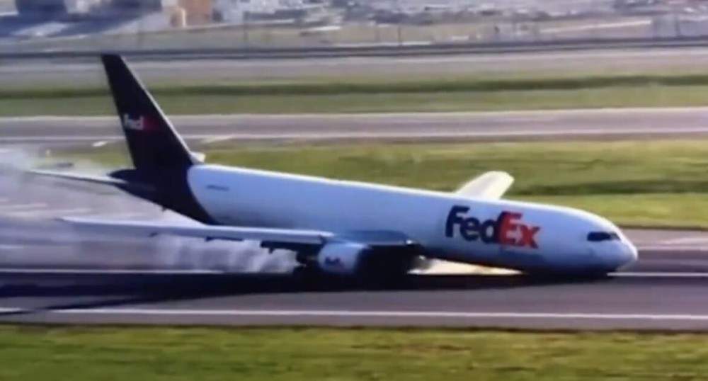 货机沿着跑道刮擦冒出火花。（图：互联网）