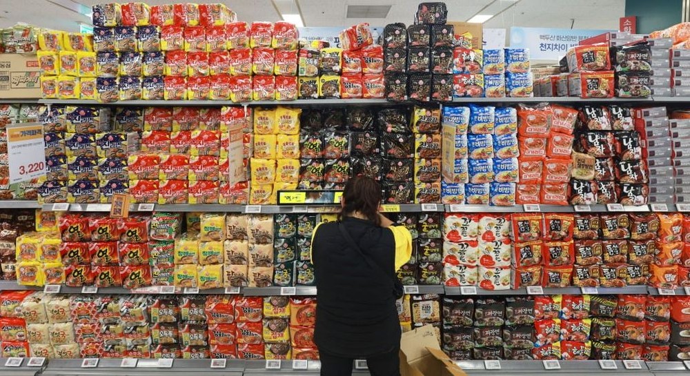 一家超市的速食面柜台。（图：韩联社）