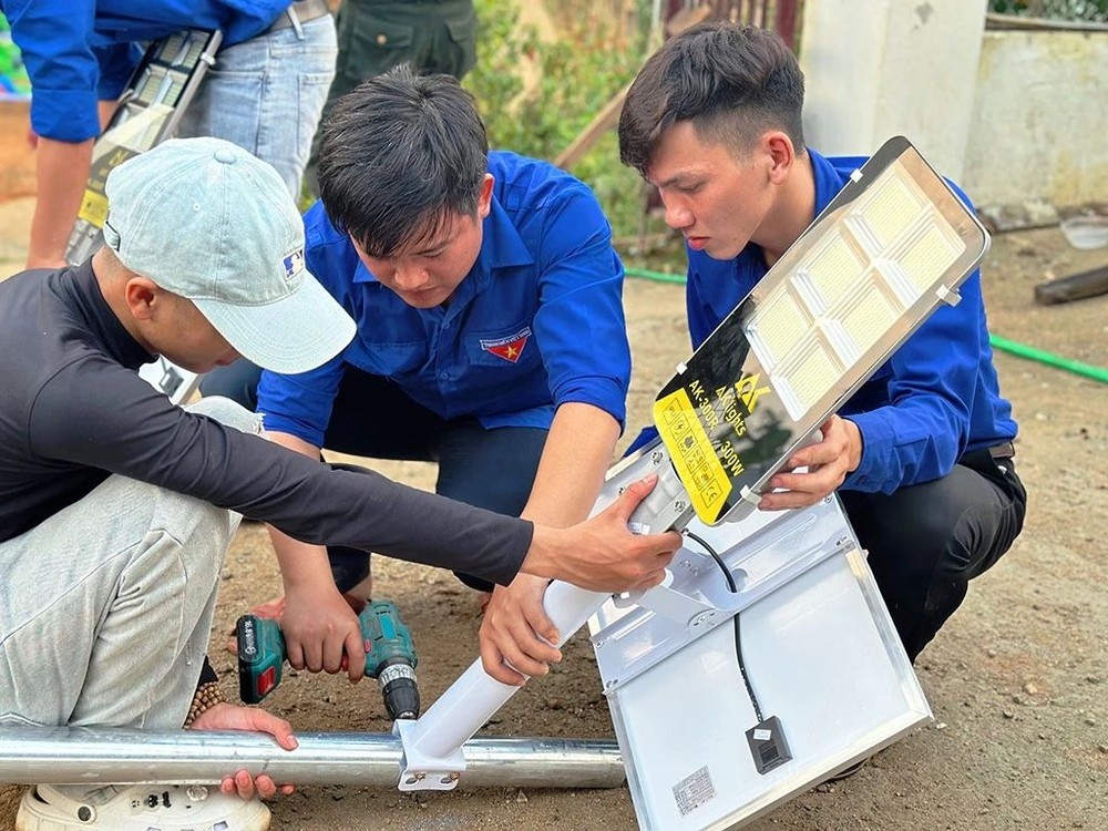 志愿团的成员正组装太阳能系统。