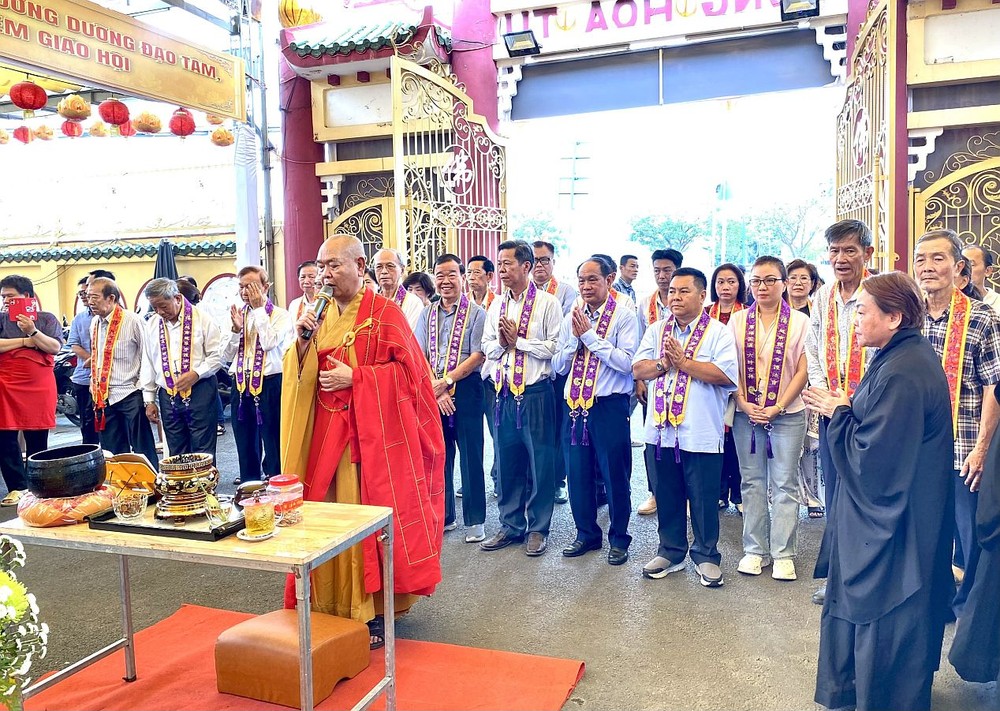 释慧功和尚、各位护法成员和善信虔诚礼佛。