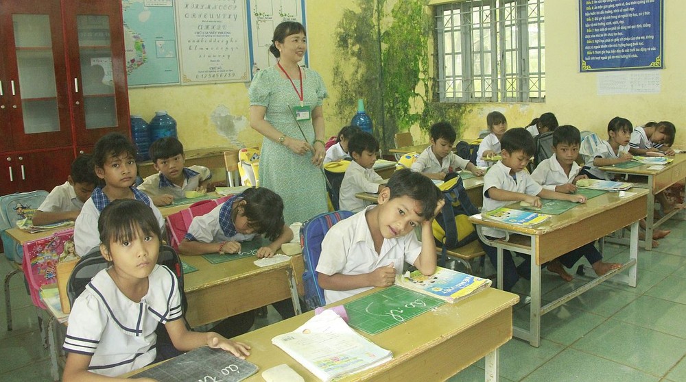 平福省蒲督县善居分校的学生正在上课。