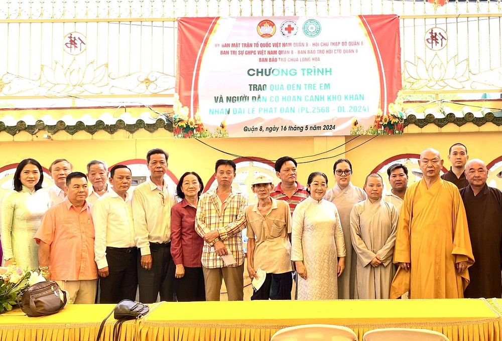 第八郡佛教会长释慧功和尚、各赞助商代表向各弱势群体发送礼物代金。