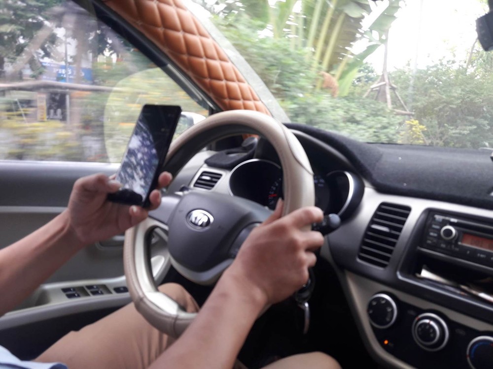 边驾车边直播可被处以最高300万元的罚款。