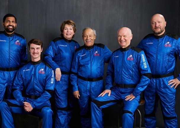 德怀特(左四)以90岁高龄飞越太空。（图：互联网）