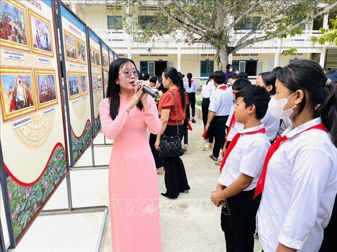 雄和中学的学生们正聆听讲解员介绍当地独特的文化遗产。（图：越通社）