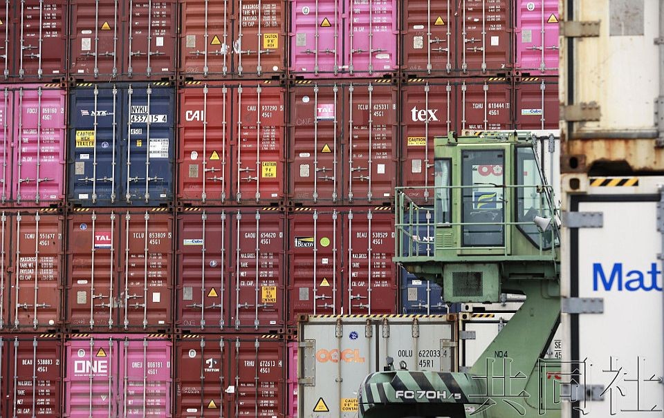 图为日本博多港周边的集装箱。（图：共同社）
