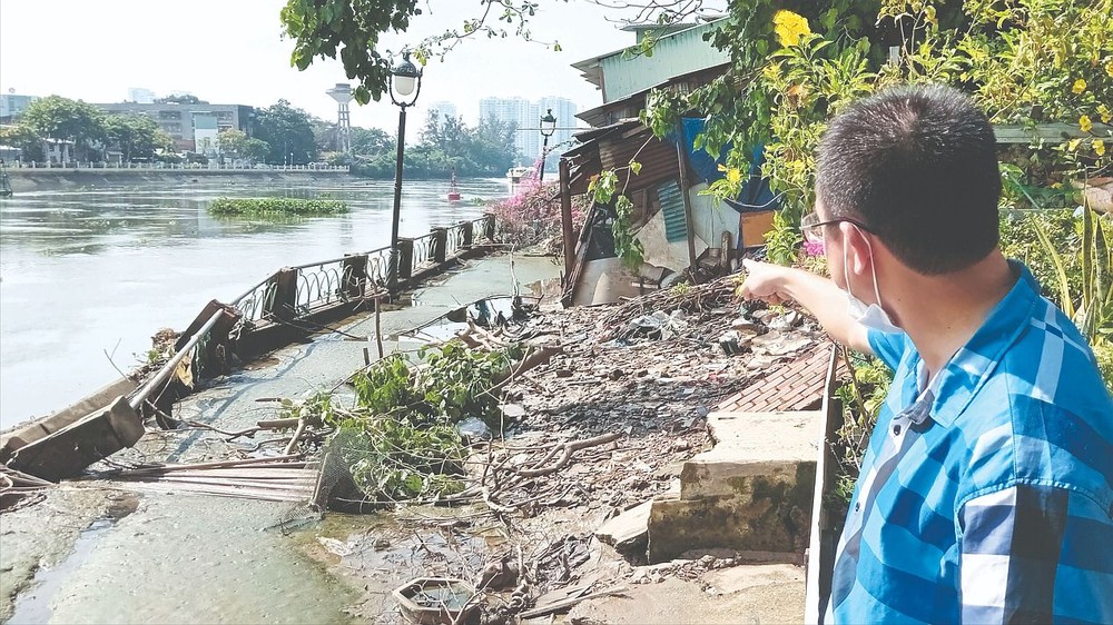平盛郡第二十五坊清多护堤区域的多栋房屋严重倾斜。（图片摄于本月7日）