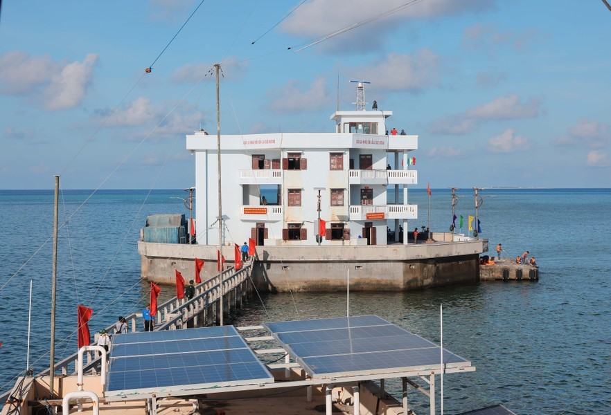 柿山礁上的绿色能源工程。（图：越通社）