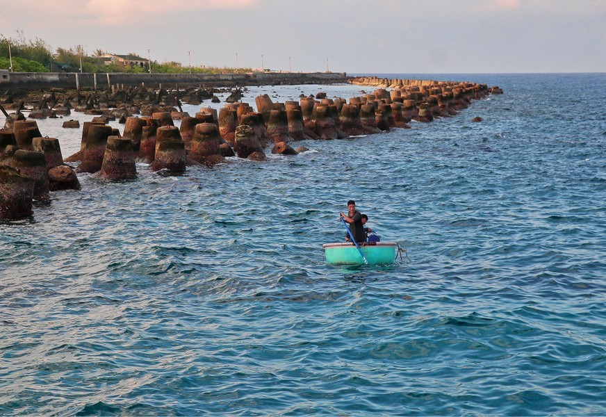渔民在越南长沙群岛海域进行捕捞作业。（图：越通社）