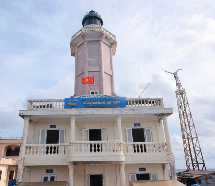 安邦岛上的灯塔。图自越通社