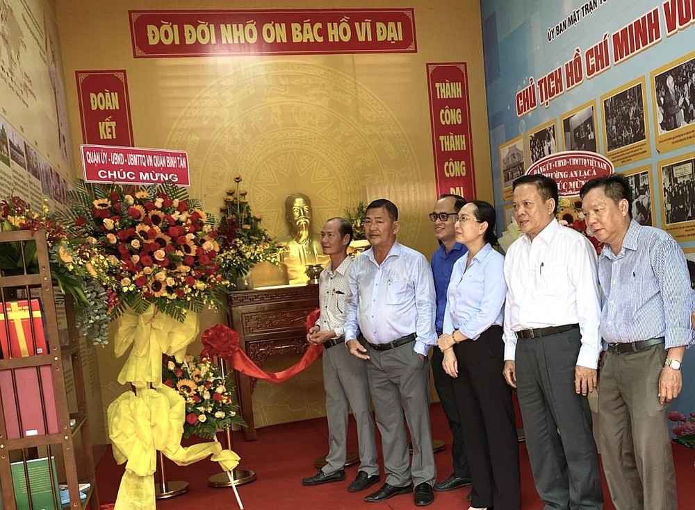 地方领导参观决胜村关帝庙胡志明文化空间。