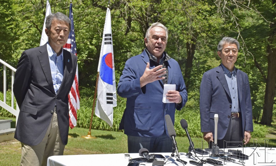 5月31日,日本外务事务次官冈野正敬(左)、美国常务副国务卿坎贝尔(中央)和韩国外交部第一次官金烘均在华盛顿近郊接受媒体采访。(图:共同社)