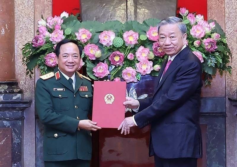 国家主席苏霖向郑文决同志颁授委任《决定》。(图:越通社)