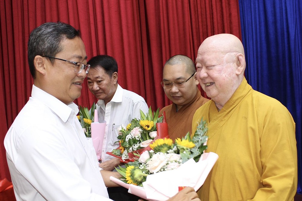 第十一郡郡委书记张国霖向莲华寺住持释惟镇法师赠送鲜花致谢。 d2.jpg