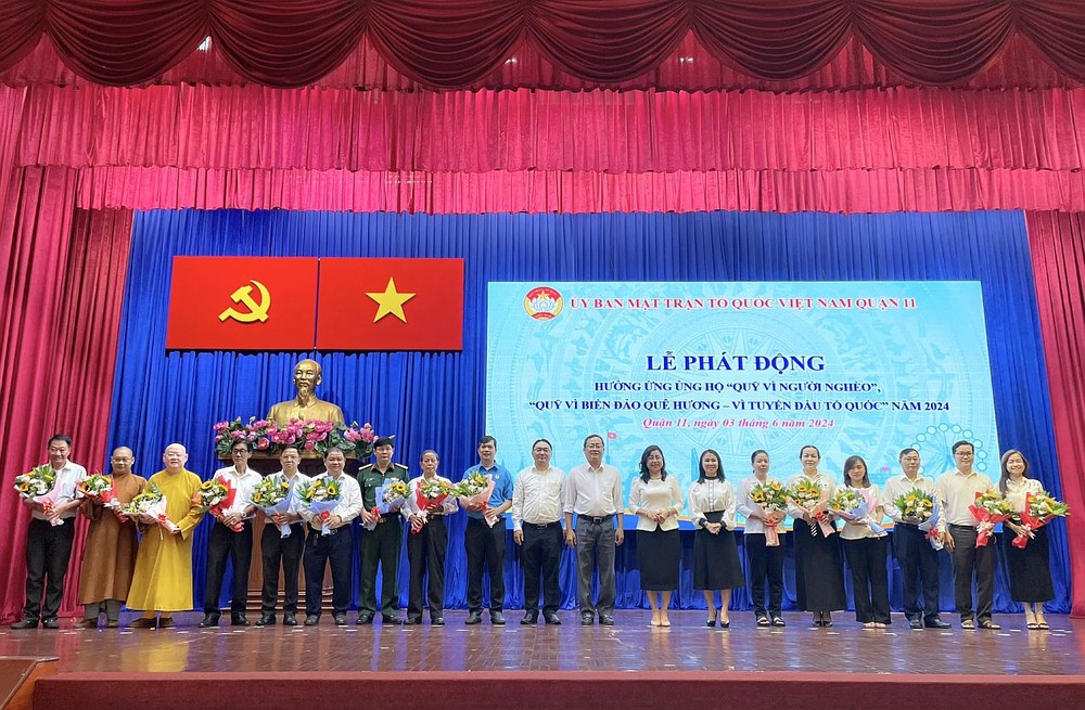 第十一郡领导与与支持“为穷人”、“为故乡海洋与海岛-为祖国前线”基金的单位合照留念。 d4.jpg