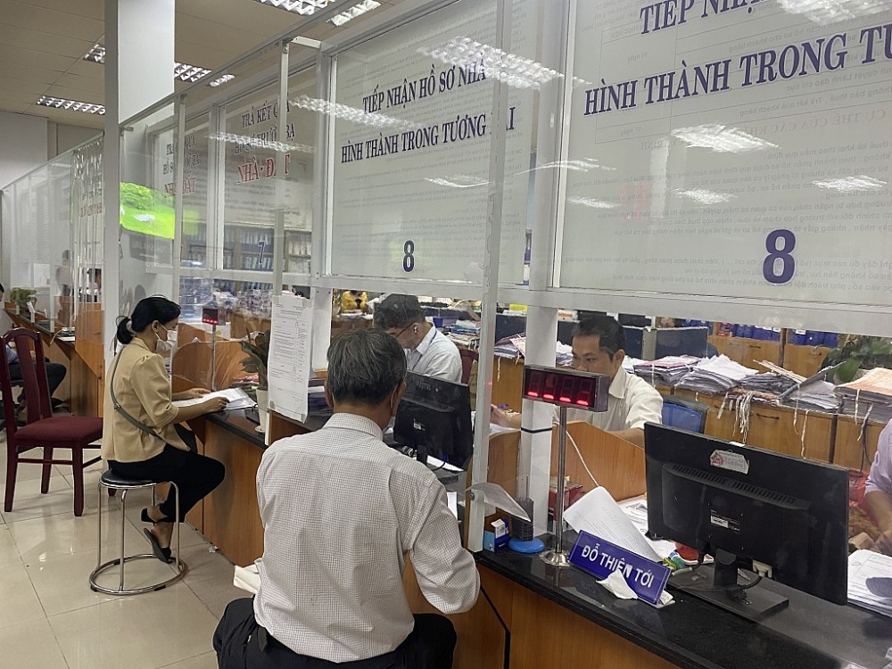 民众在市税务局办理税务手续。(图:T.D)