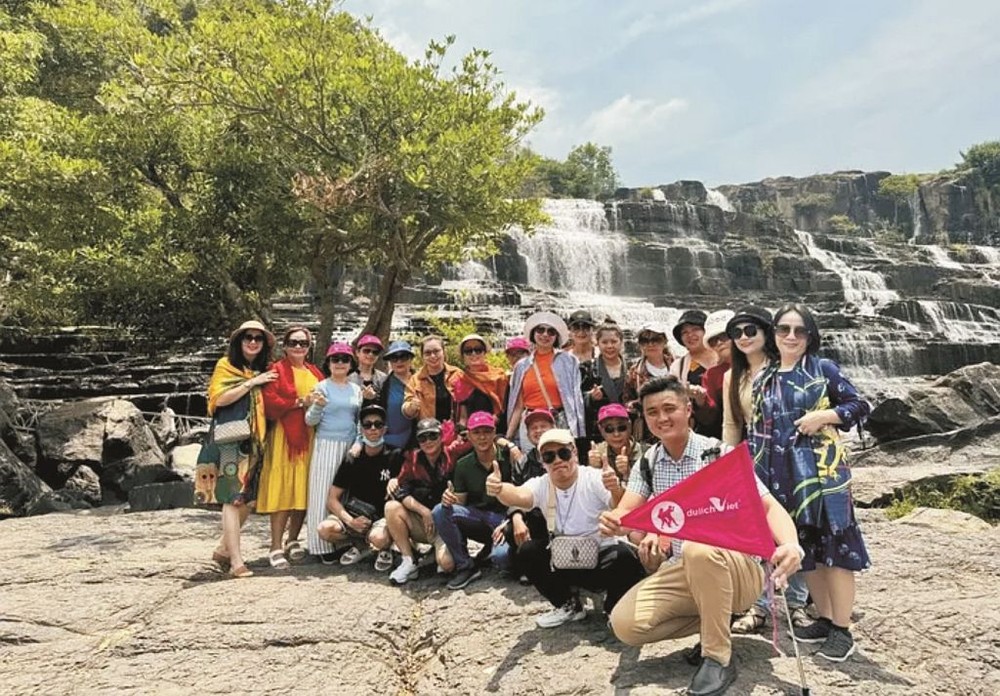 目前,旅行公司售出的旅程数量达暑期计划的百分之四十至百分之五十。