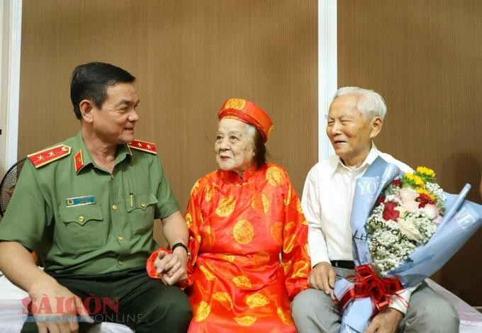 市公安厅长黎鸿南中将亲切向阮氏甘老大娘祝寿。