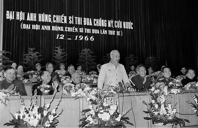 胡伯伯于1966年在第四届英雄战士竞赛大会上发言。(图:越通社) 胡伯伯于1966年在第四届英雄战士竞赛大会上发言。(图:越通社)