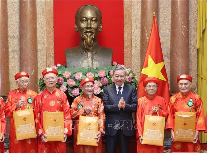 国家主席苏霖向全国各高龄人协会模范高龄人代表赠送礼物。(图:越通社)