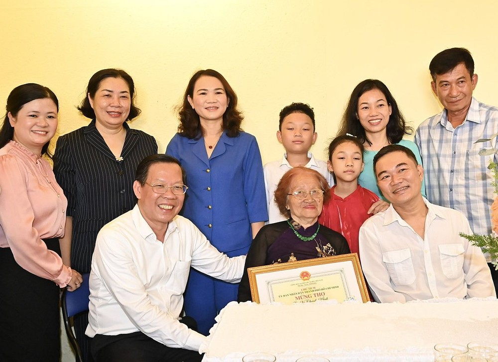 市人委会主席潘文迈向第三郡模范高龄人贺寿。(图:诚钟)