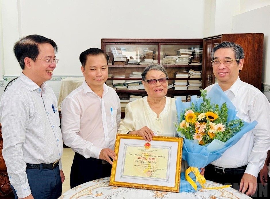 市委副书记阮福禄(右一)向第六郡阮氏七老大娘祝寿。(图:市党部新闻网) H2.jpg