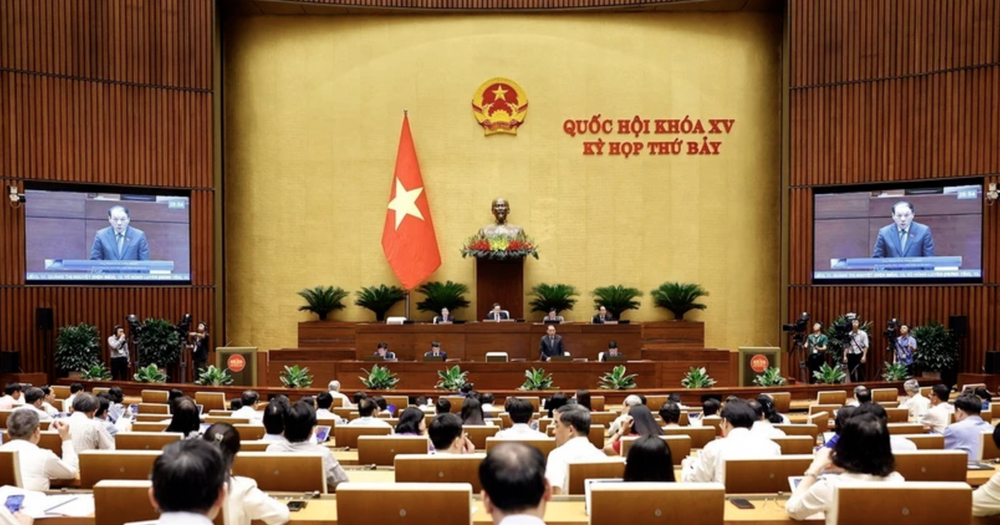 文体与旅游部长阮文雄回答国会代表的质问。(图:越通社)
