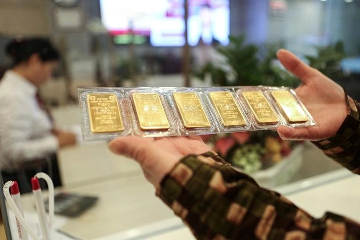国家银行干预出售黄金两天后,黄金售价已下跌 200 万元/两。(图:芳娟)