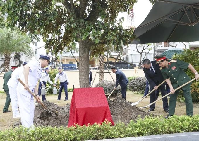 国家主席苏霖在海军军种司令部植树留念。(图:越强)