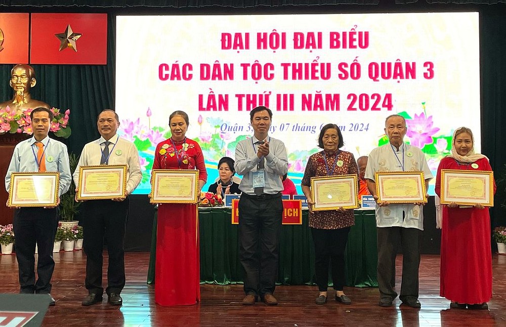 主任曾福禄向获表彰的个人颁发奖状。 D2.jpg
