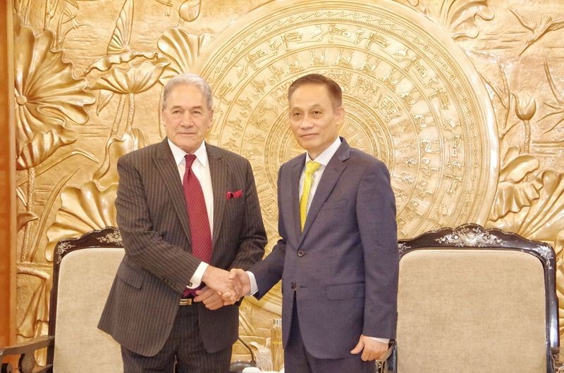 中央对外部长黎怀忠(右)与新西兰副总理兼外交部长温斯顿‧彼得斯。(图:双英)