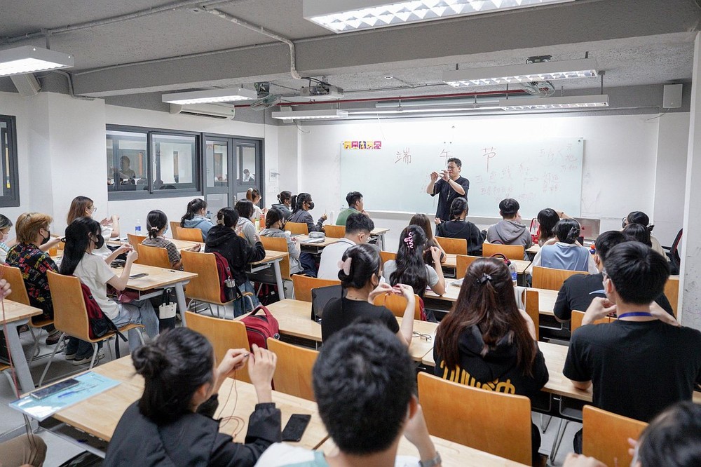 文郎大学中国语言专业讲师陈志明指引编织端午节五彩线手链。 D2.jpg
