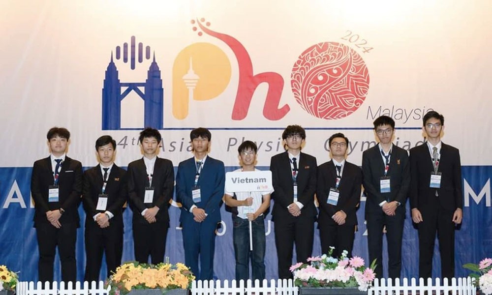 我国参加2024年亚洲物理奥林匹克竞赛的 8 名学生团队。(图:教育报)