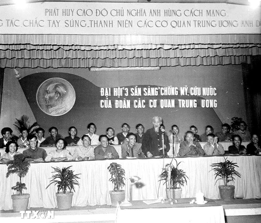 胡志明主席在中央机关团的“三随时”抗美救国大会上致辞。 (资料图) loi keu goi THI-DUA-AI-QUOC.jpg