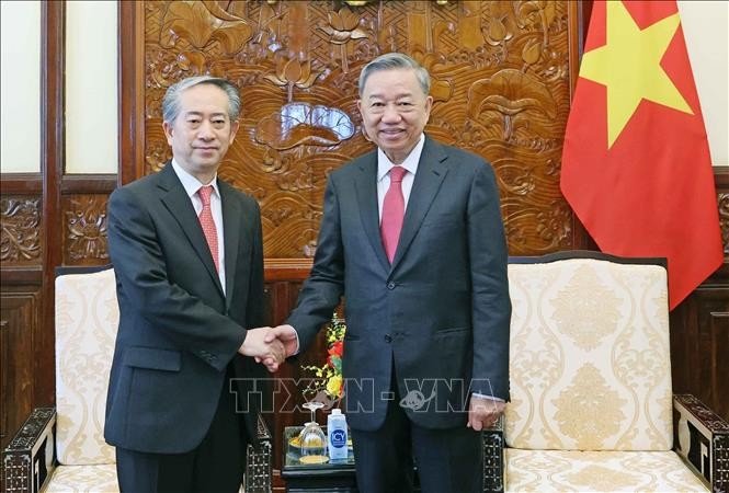 国家主席苏霖与中国驻越南特命全权大使熊波合影。(图:越通社)