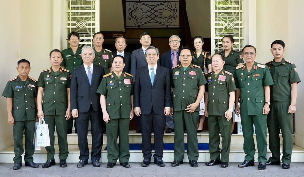市委副书记阮福禄(前中)与万象退伍军人协会领导代表团合影。(图:黄雄)