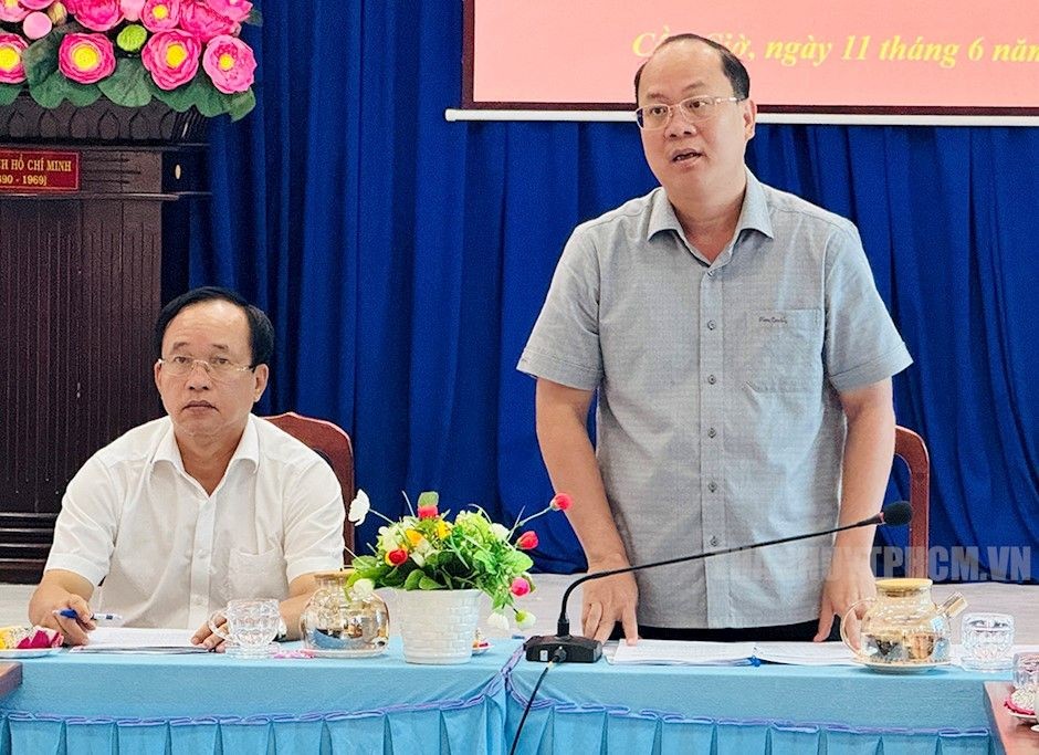 市委常务副书记阮胡海(右)会上致辞。(图:市党部新闻网)