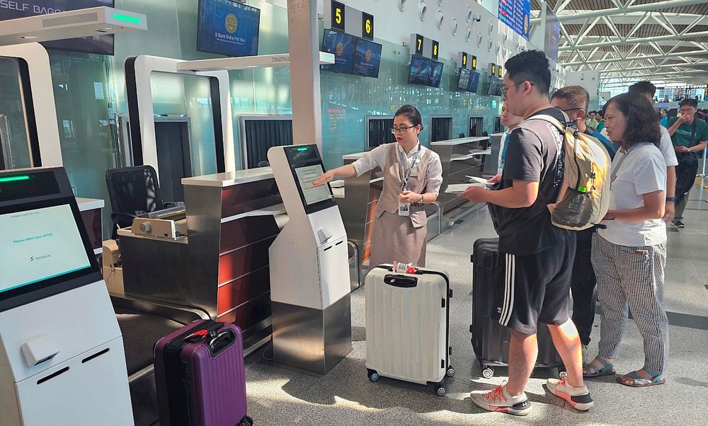自助行李托运区域也有人员执勤,为乘客提供辅助。(图:Q.T)