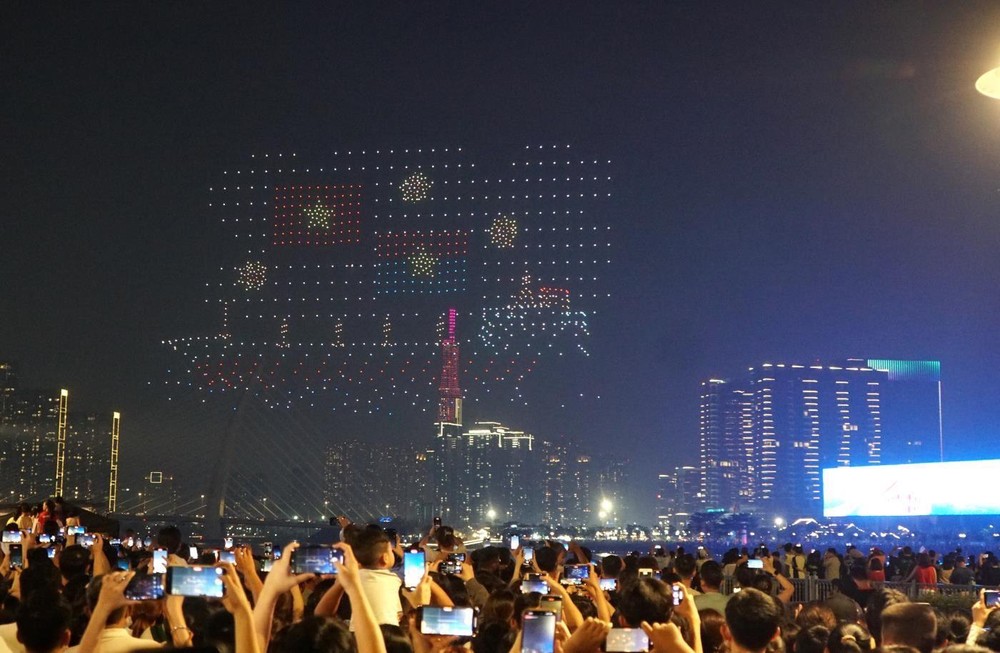 在第二次胡志明市河流盛会的开幕式中,1,100 架无人机打造了一场独特的空中艺术灯光秀。(图:清真)