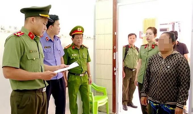 执法警员向嫌犯名氏茂宣读拘捕令。(图:警方提供)