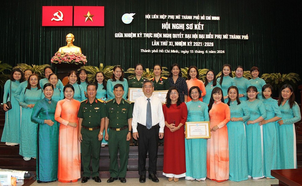 市委副书记阮福禄同代表们合影。（图：勇芳）