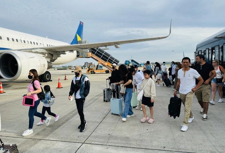 乘客徒步登机。（示意图：功忠）