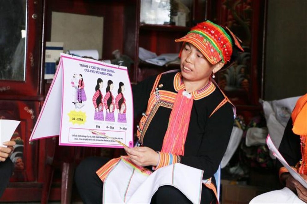 经过30多年的发展,“乡村助产士”网络现有少数民族人员数千名。她们宣传和提供安全孕产服务,为降低偏远地区的孕产妇与婴儿的死亡率作出贡献。图:莱州省乡村助产士为妇女提供关于孕期营养知识。