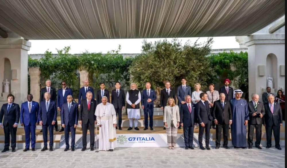 G7国家元首和各国代表合影。(图:AFP)