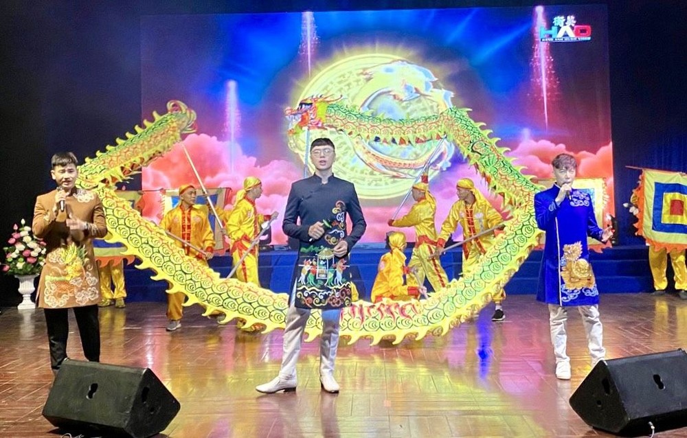 林永發、怀仁、李贵倫合唱《越南的骄傲》。 k3.jpg