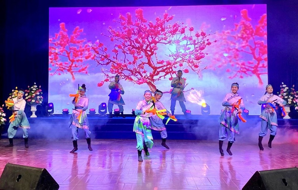 千华舞蹈组表演《吉祥筷子》。 k4.jpg