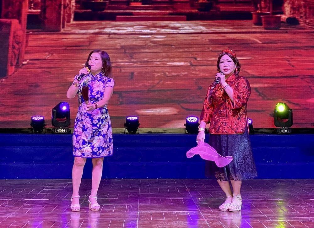梁柳婵(右)与梁喜儿合演《戏凤》。 K6.jpg
