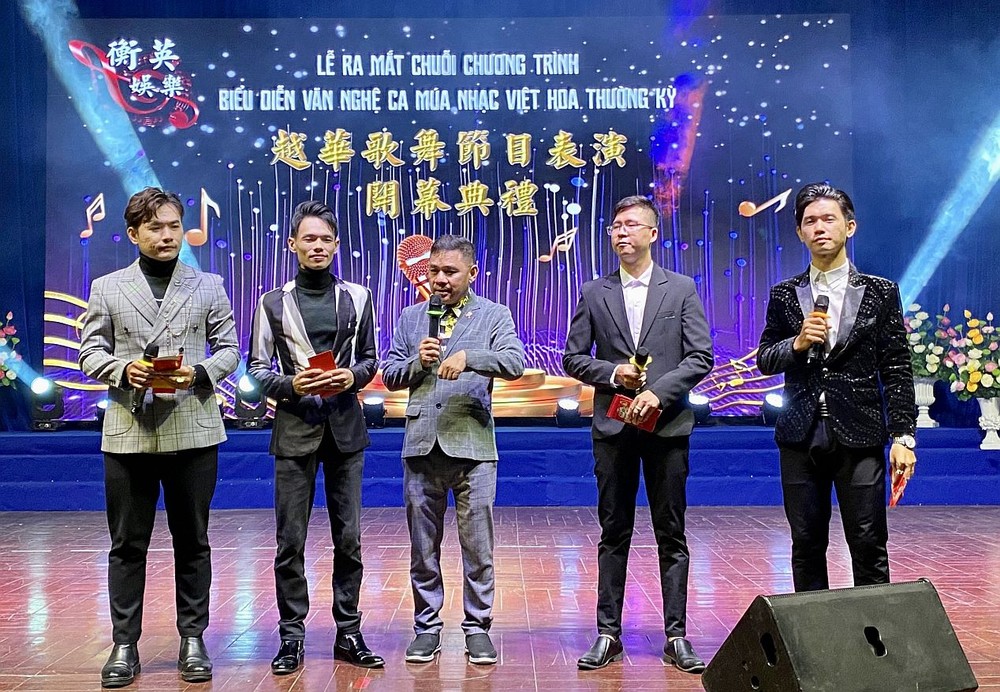编导徐梓衡(左三)向观众介绍蔡镇声创作团队。 k7.jpg