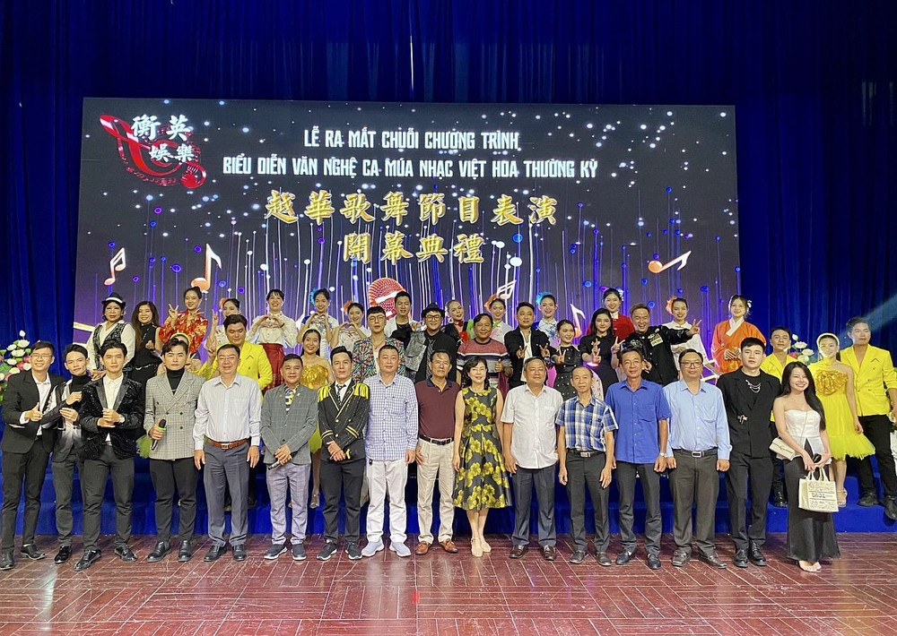 各位领导与来宾与各位歌手和舞蹈员合照留念。 k9.jpg